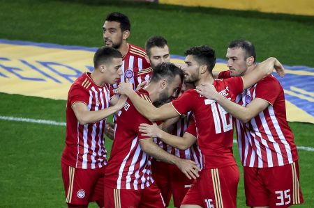 Κόκκινη μαγεία και πρόκριση με τριάρα