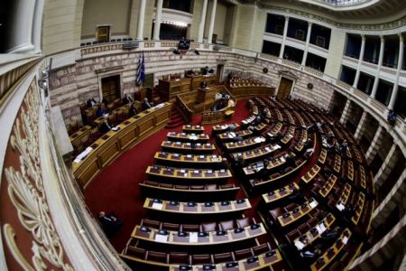 Συμφωνία των Πρεσπών: Ευτελίζει η κυβέρνηση τη διαδικασία στη Βουλή