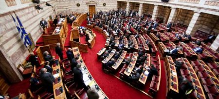 Βουλή: Εν μέσω ακραίας πόλωσης η συζήτηση για τις Πρέσπες (Live)