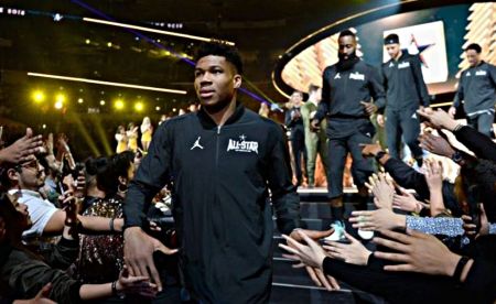 Αντετοκούνμπο: «Είμαι εραστής, όχι πολεμιστής και για αυτό θα επιλέξω τον Εμπίντ»