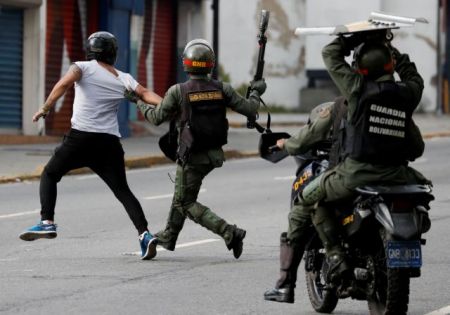 Γκουαϊδό: Ο μεταβατικός πρόεδρος αμνηστεύει τον Μαδούρο – Χάος στο Καράκας