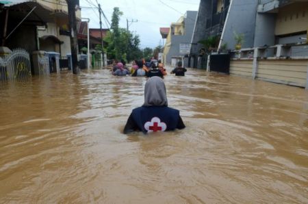 Ινδονησία: 59 νεκροί από πλημμύρες και κατολισθήσεις – 25 αγνοούνται