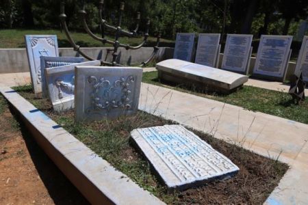 Άγνωστοι βανδάλισαν το μνημείο του εβραϊκού νεκροταφείου στο ΑΠΘ