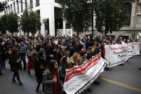 Διαδηλώνουν στο κέντρο της Αθήνας οι αδιόριστοι αναπληρωτές εκπαιδευτικοί