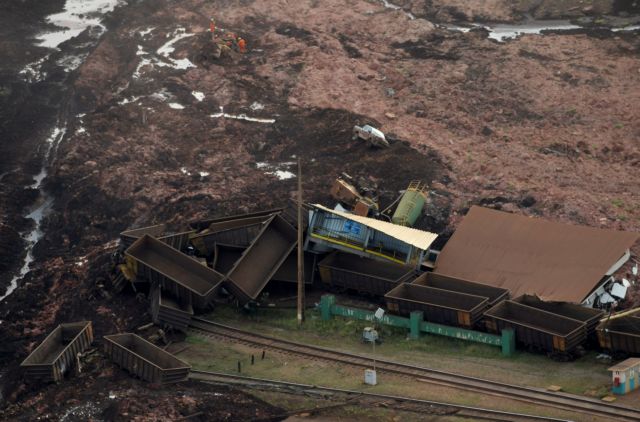 Αγνοούνται 200 : Ανασύρουν νεκρούς από τη λάσπη μετά την κατάρρευση του φράγματος στη Βραζιλία