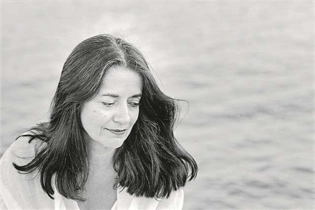 Ελένη Καραΐνδρου: «Η Iστορία είναι θλιβερή μέσα στην επανάληψή της»