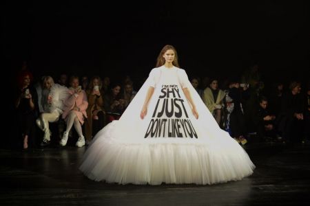 «Αυθάδη» συνθήματα σε φορέματα υψηλής ραπτικής των Victor & Rolf