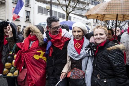 Γαλλία: Στους δρόμους τα «κόκκινα φουλάρια»