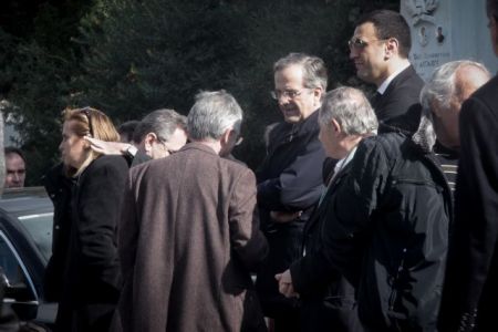 Πλήθος κόσμου στο τελευταίο αντίο στον Θέμο Αναστασιάση