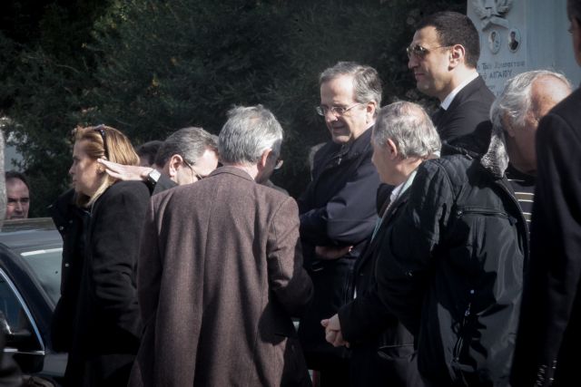 Πλήθος κόσμου στο τελευταίο αντίο στον Θέμο Αναστασιάση