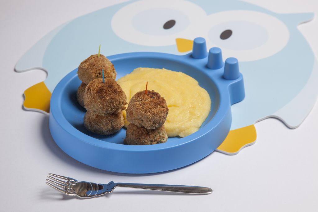 Ψαροκεφτέδες στον φούρνο με πολέντα