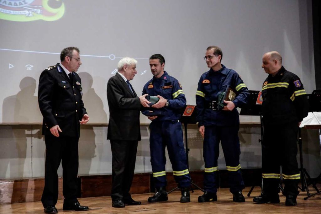 Βράβευση εθελοντών πυροσβεστών από τον Πρόεδρο της Δημοκρατίας