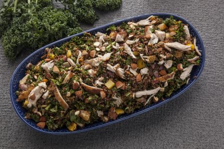 Σαλάτα με κέιλ, κόκκινη κινόα, γλυκοπατάτα, κοτόπουλο και καπνιστά αμύγδαλα