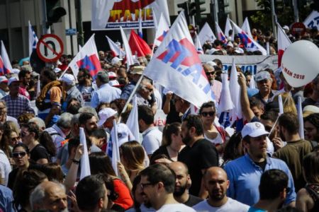 ΠΑΜΕ: Δριμεία επίθεση κατά της κυβέρνησης σχετικά με την αύξηση του κατώτατου μισθού