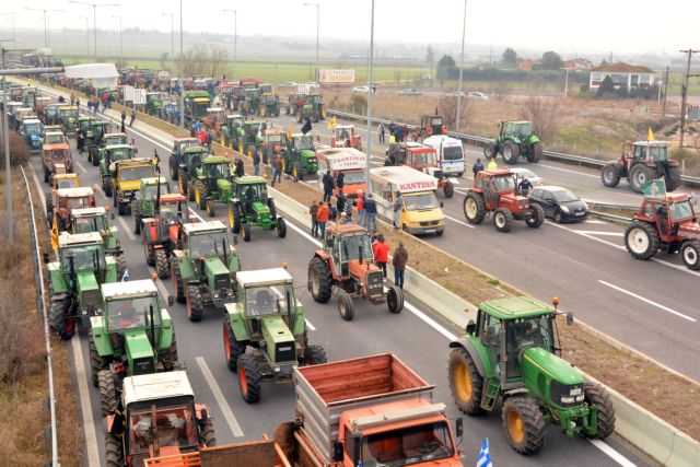 Αγροτικά μπλόκα σε όλη τη χώρα – Κλιμακώνονται οι κινητοποιήσεις