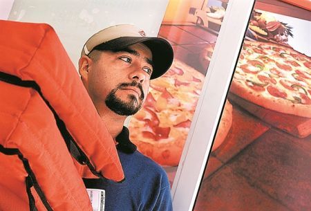 Δύο και τρεις δουλειές για τους νέους έφερε η παγκόσμια χρηματοπιστωτική κρίση