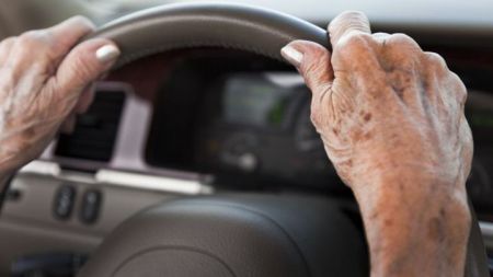 Νέα παράταση στις άδειες οδήγησης για τους άνω των 74 ετών