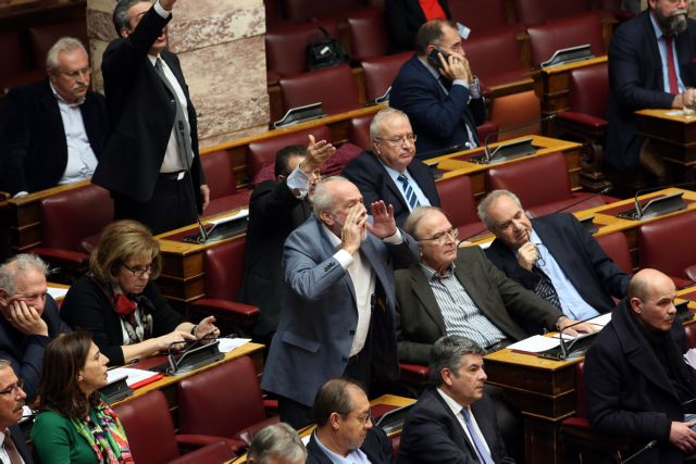 Χάος στη Βουλή για τις ψηφοφορίες – Με ονομαστικές η πλειοψηφία