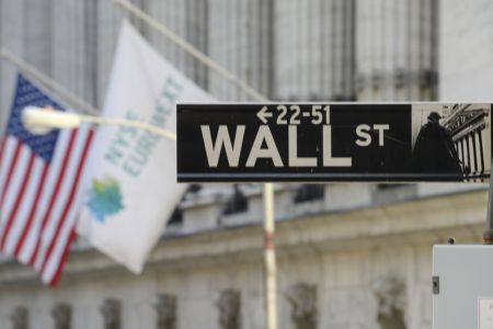 Ανοδος στη Γουόλ Στριτ – Πάνω από τις 25.000 μονάδες ο Dow Jones