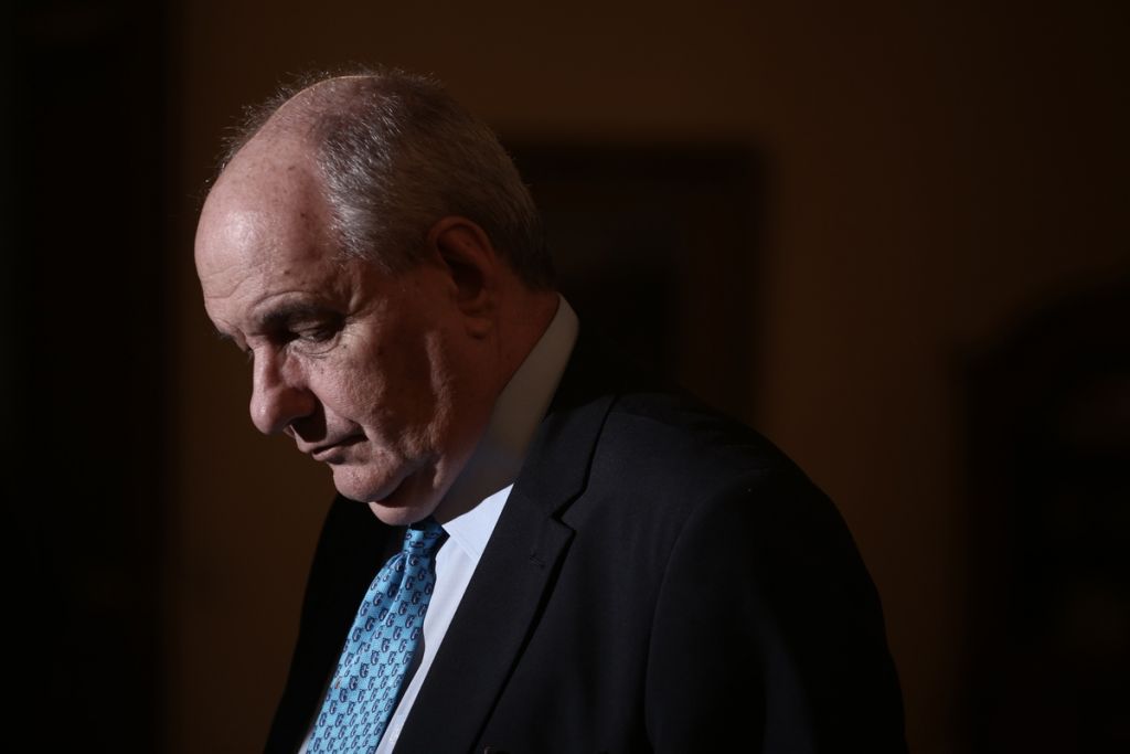 Για τα δεκάδες ταξίδια του Τέρενς Κουίκ ρωτά η ΝΔ