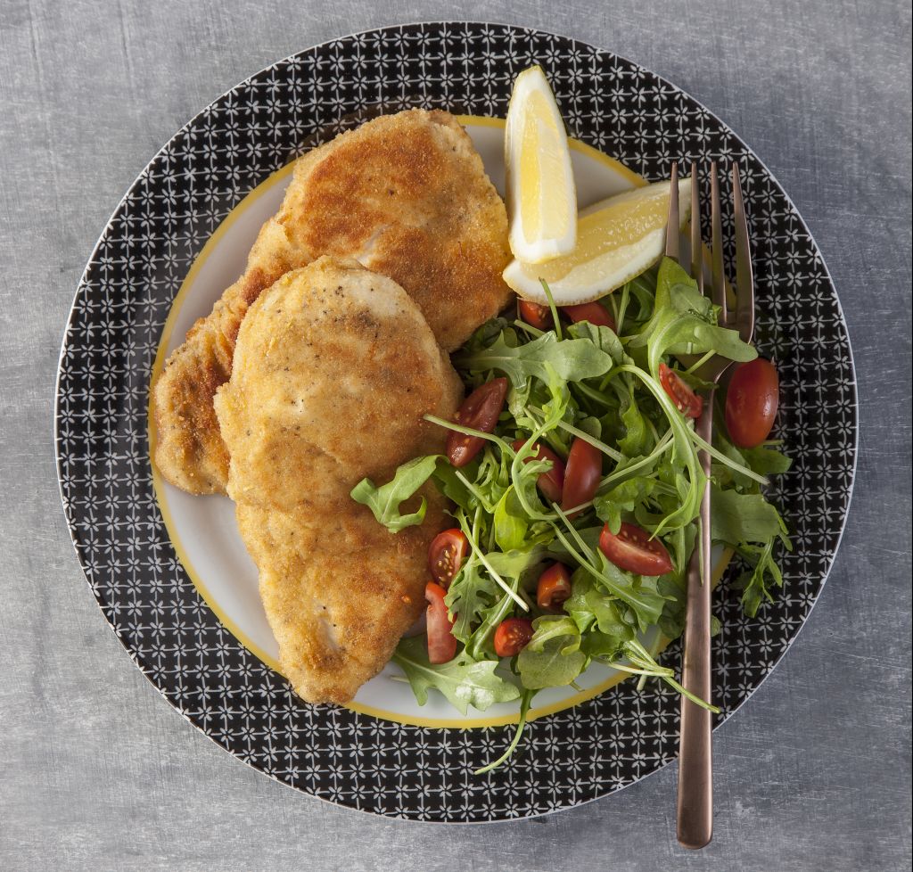 Λεμονάτα φιλέτα κοτόπουλου πανέ