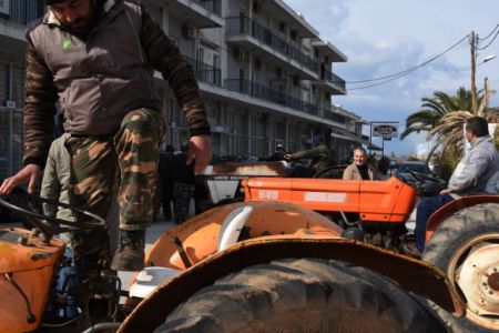 Μπλόκο αγροτών: Παραμένουν στη Νίκαια