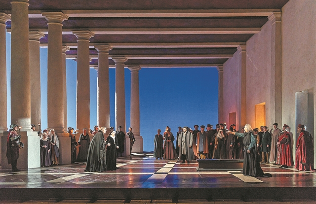 Ελάιτζα Μοσίνσκι: «Οι μεγάλες ιδέεςπερνούν μέσα από το μελόδραμα»