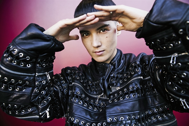 Η Κιμ Αν Φόξμαν στο six d.o.g.s