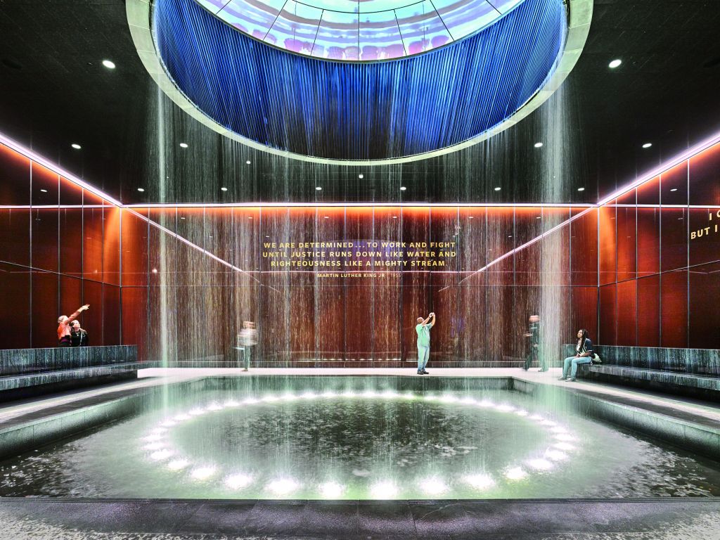 Δια χειρός σερ Ατζάγε