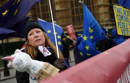 Βρετανία: Το Brexit διώχνει μία στις τρεις επιχειρήσεις