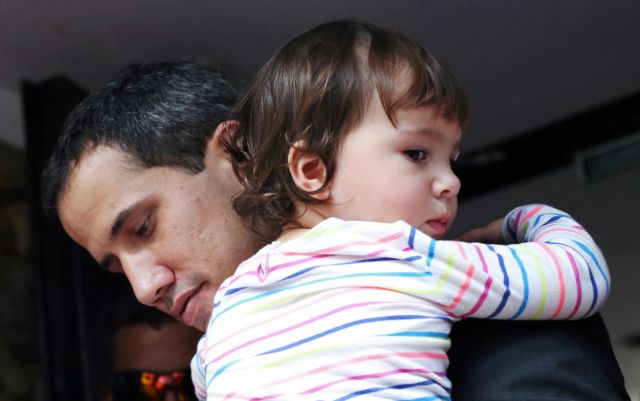 Βενεζουέλα – Γκουαϊδό: Καταγγελίες περί εκφοβισμού της οικογένειάς του