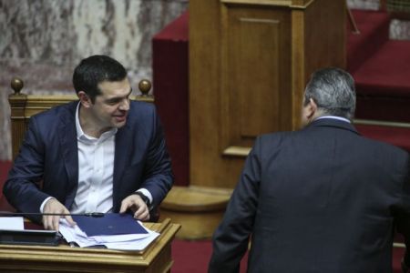 Κοινοβουλευτικές πιρουέτες μπροστά στον διπλό εκβιασμό