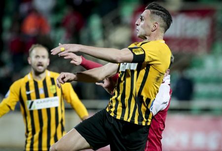 Άρης : Τρεις παίκτες στο όριο καρτών