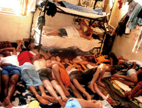 Προσφυγικό : Εκτός ορίων η κατάσταση στο hotspot, παραδέχεται ο Βίτσας