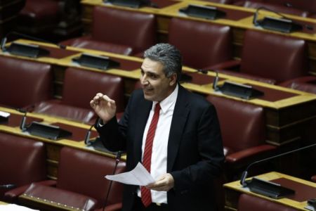 Το Twitter «γλεντά» τον Φωκά και τη γκαζόζα του