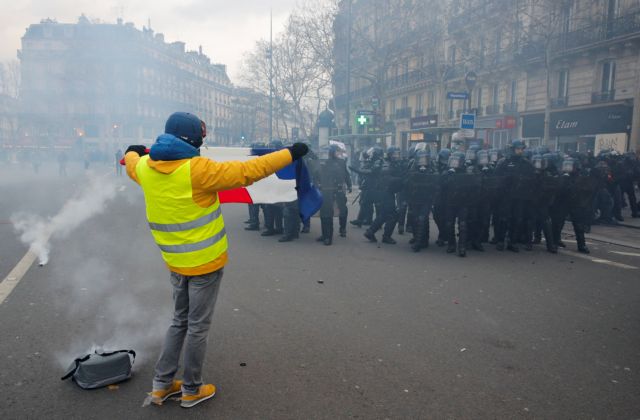 Παρίσι : Ξανά συμπλοκές αστυνομίας – «κίτρινων γιλέκων»