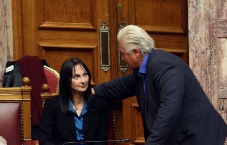 Με δεκανίκι των «έξι» προχωρά η κυβέρνηση – Θα προσμετράται η ψήφος τους σε εκείνες του ΣΥΡΙΖΑ