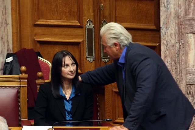 Six MPs want their votes to be counted en bloc with SYRIZA MPs’