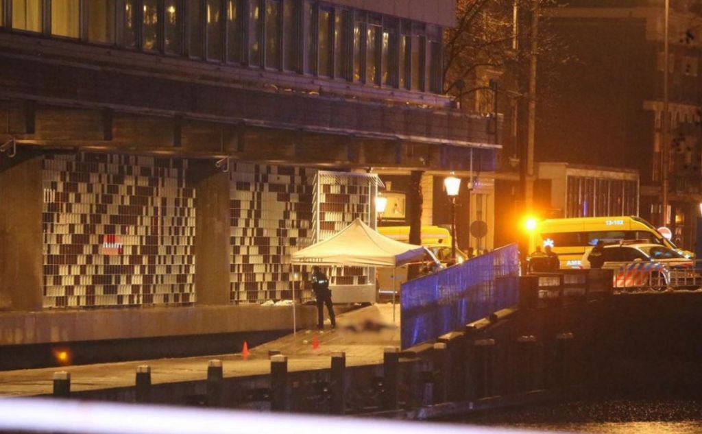 Αστυνομικοί πυροβόλησαν ένοπλο στο Άμστερνταμ