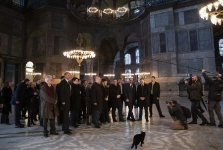 Η μαύρη γάτα που υποδέχθηκε τον Τσίπρα στην Αγιά Σοφιά