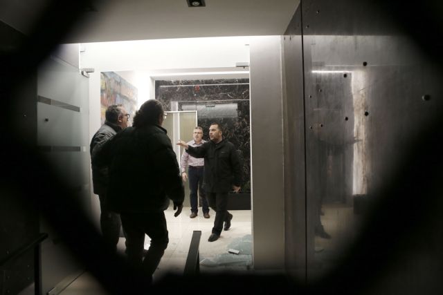 Διαδηλωτές έσπασαν γυάλινη πόρτα στο ΥΠΟΙΚ | tovima.gr