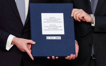 ΠΓΔΜ: Χαιρετίζει την προσχώρηση στο ΝΑΤΟ ο Ζάεφ – Αιχμές από Ιβάνοφ