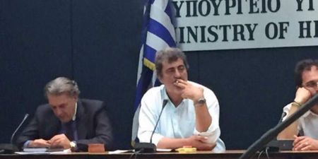 Ο Πολάκης απάντά στον Ευρωπαίο Επίτροπο Υγείας για το τσιγάρο