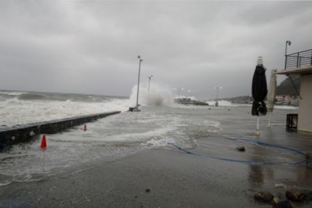 Στο Νότιο Αιγαίο περιορίζεται σταδιακά η κακοκαιρία