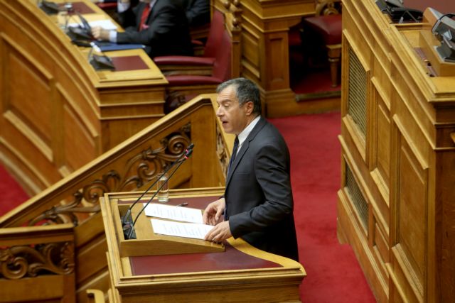 Θεοδωράκης για Τσίπρα: Κυβερνάει με έξι πληρεξούσια, είναι γελοίο