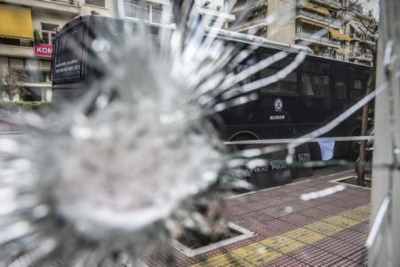 Πάτρα: Επίθεση με πέτρες στα γραφεία των ΕΛΤΑ