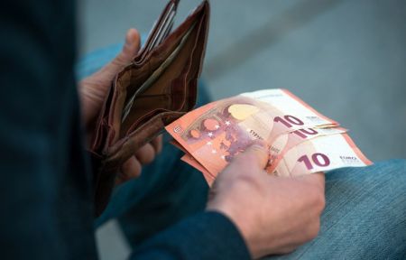 Πως διαμορφώνονται τα επιδόματα του ΟΑΕΔ μετά την αύξηση του κατώτατου μισθού