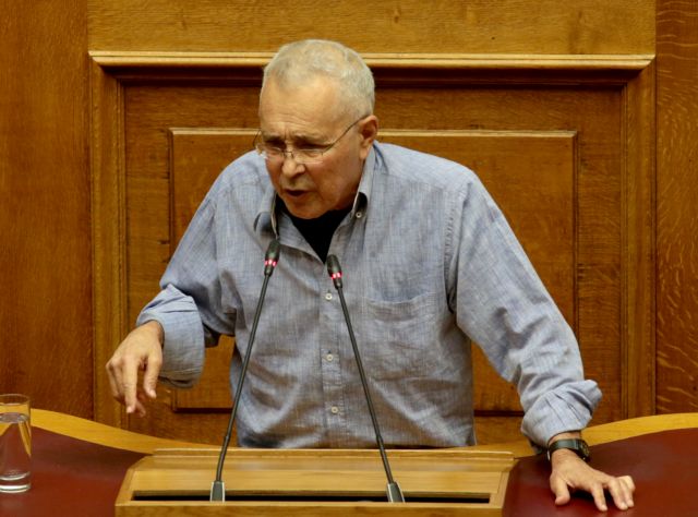 Προκλητικός Ζουράρις στη Βουλή: Ο «μαξιλάκας» Μητσοτάκης είναι «ασχετίλας»