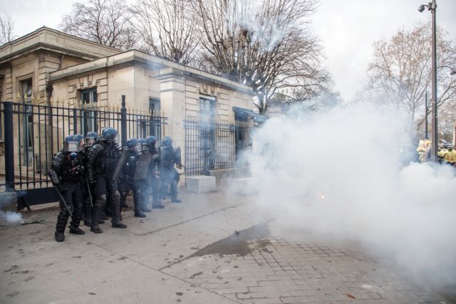 «Κίτρινα γιλέκα»: Στο νοσοκομείο διαδηλωτής μετά από έκρηξη χειροβομβίδας στο χέρι του