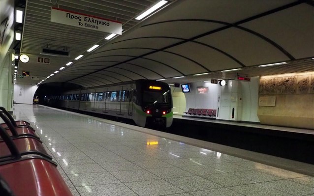 Ανασύρθηκε χωρίς τις αισθήσεις του από τις γραμμές του Μετρό στην Ομόνοια